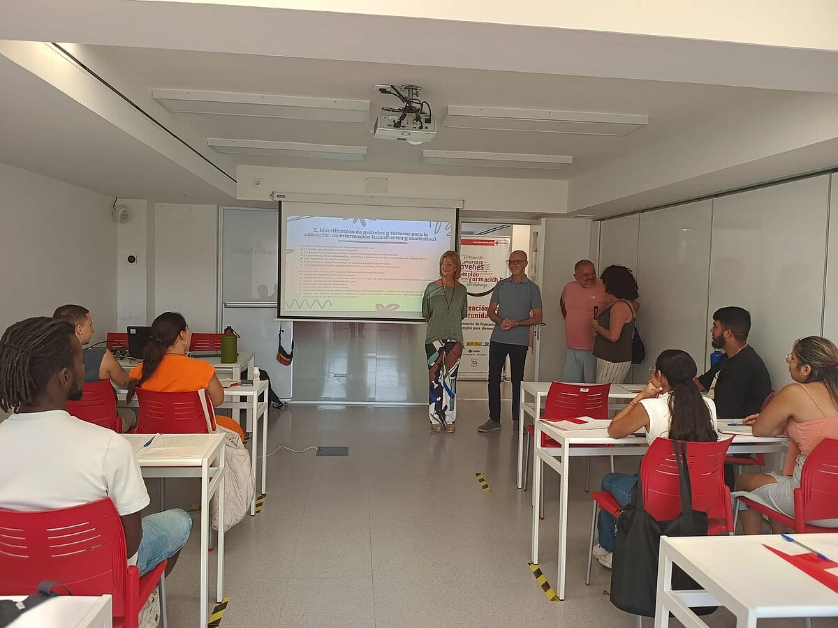 Carmen Pina Visita La Asamblea Local De Cruz Roja Valorando Su Trabajo