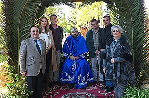 Paco Zurita recibe al Emisario Real en el Zoo