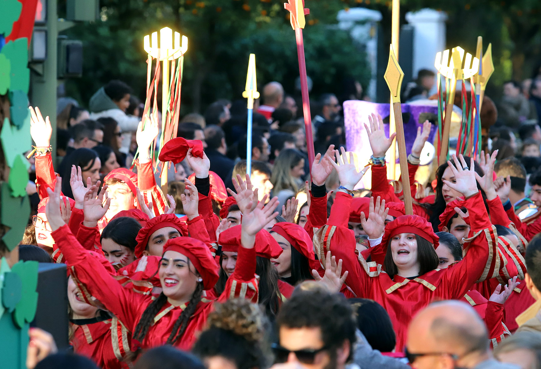 Imagen de un grupo de participantes durante la Cabalgata de Reyes Magos de 2024 que desfilan a pie formando parte del cortejo de Sus Majestades de Oriente.