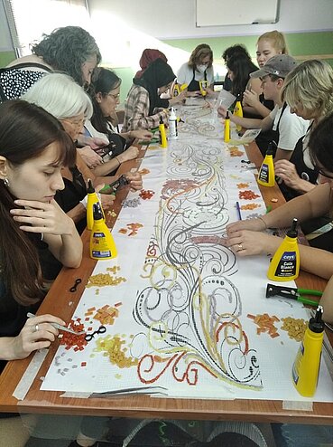 Taller de mosaico para la elaboración del monumento al voluntariado