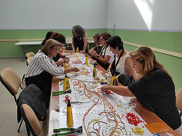 Taller de mosaico para la elaboración del monumento al voluntariado