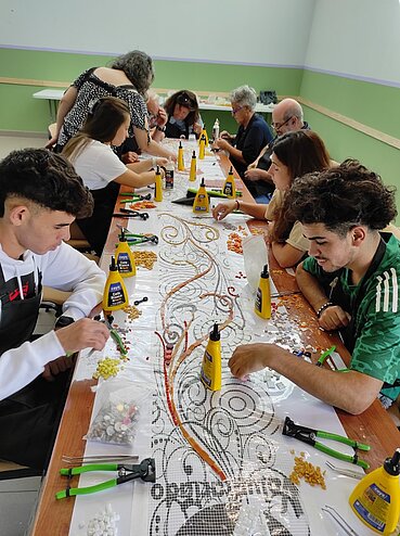 Taller de mosaico para la elaboración del monumento al voluntariado