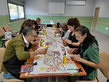 Taller de mosaico para la elaboración del monumento al voluntariado