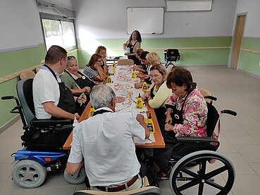 Taller de mosaico para la elaboración del monumento al voluntariado