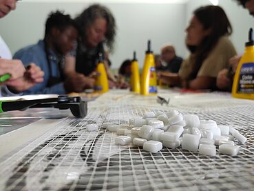 Taller de mosaico para la elaboración del monumento al voluntariado