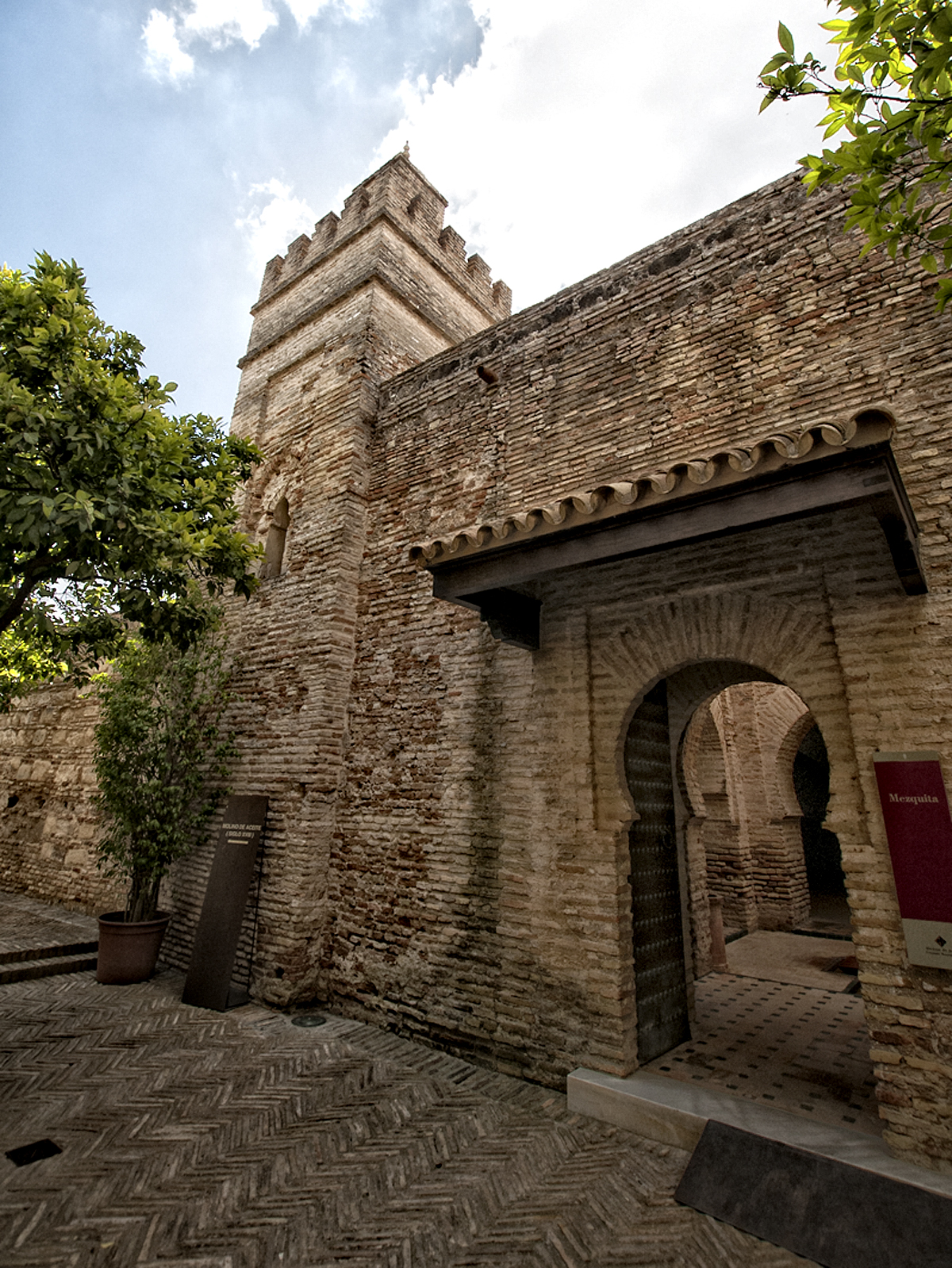 Alminar y entrada a la mezquita. Foto cedida por Juan Sánchez Ortega - Sortega Fotografía