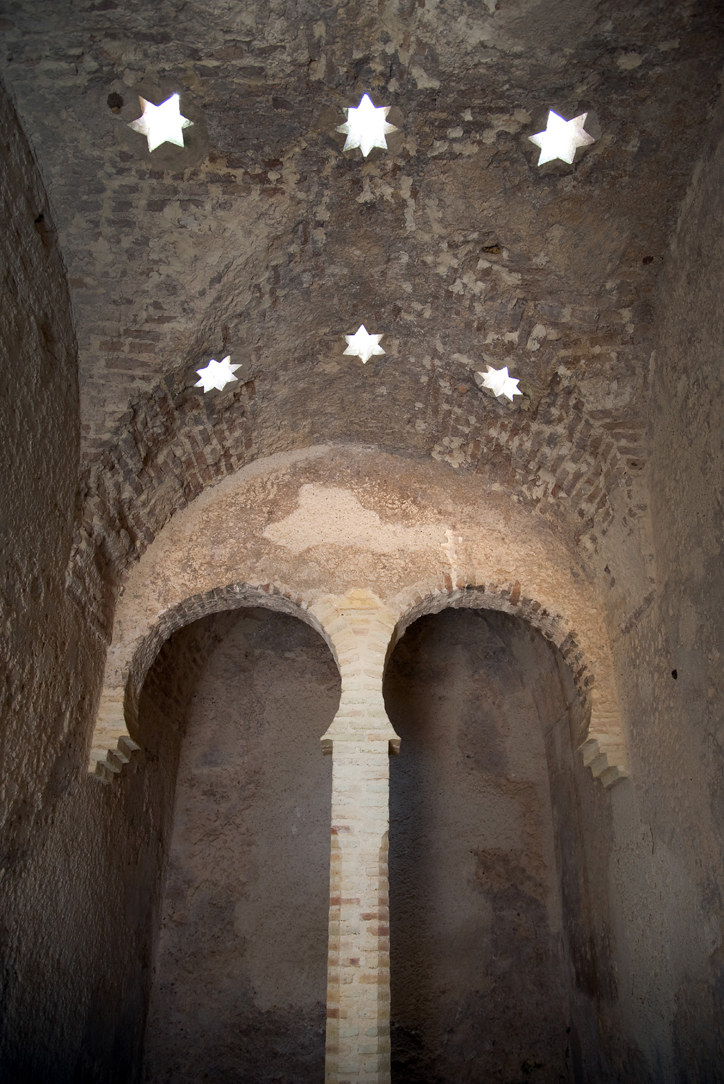 Sala fría. Lucernarios en forma de estrella. Foto Ayuntamiento de Jerez