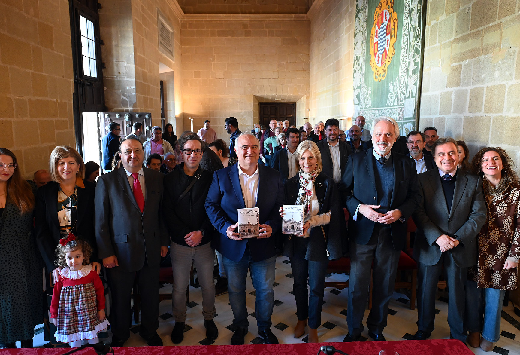 Alcaldesa presenta libro de Antonio Conde