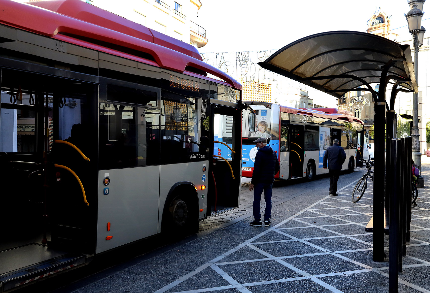 Archivo. Parada de autobuses urbanos