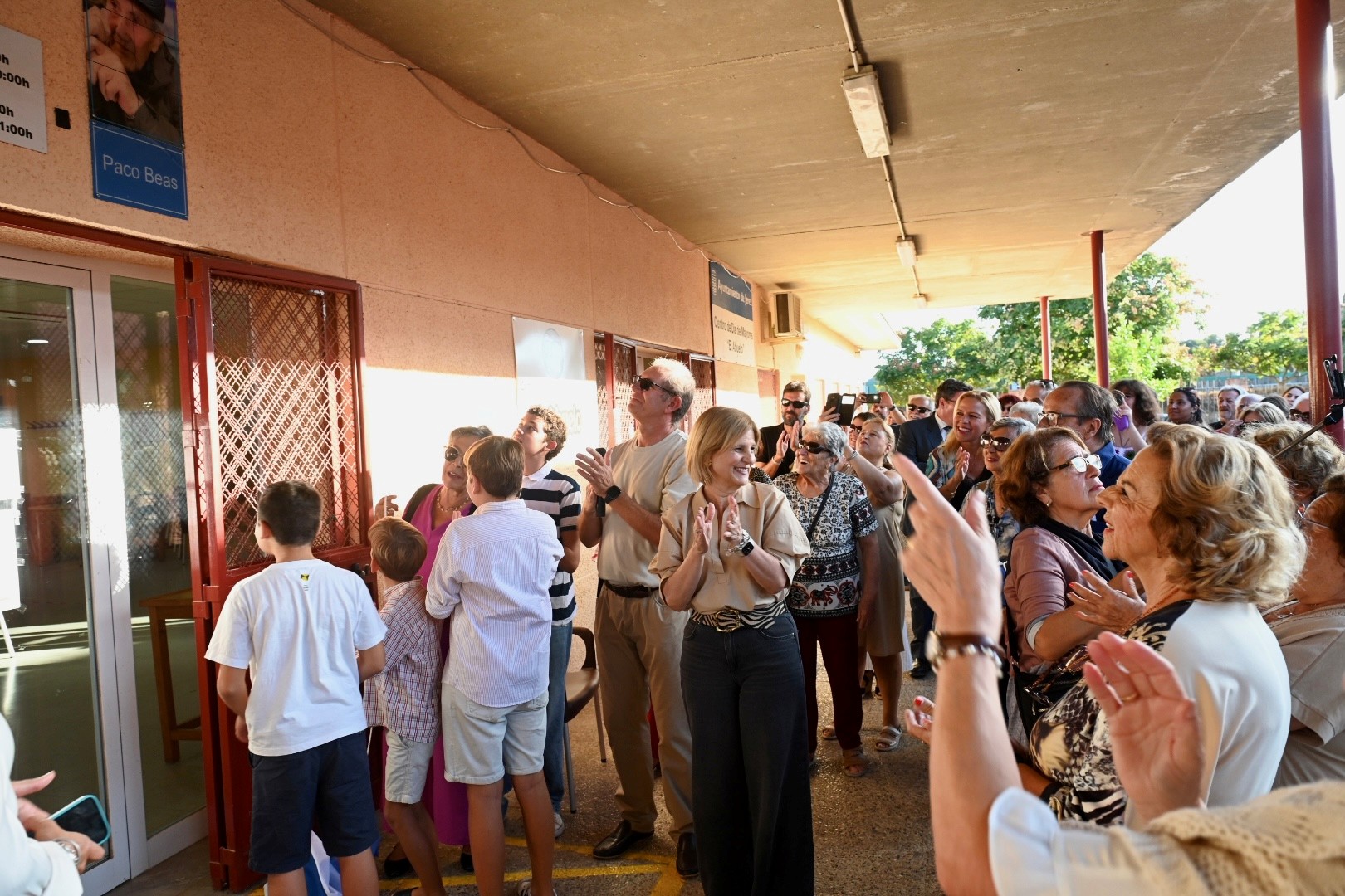 Alcaldesa inaugura placa Paco Beas en centro de mayores El Abuelo