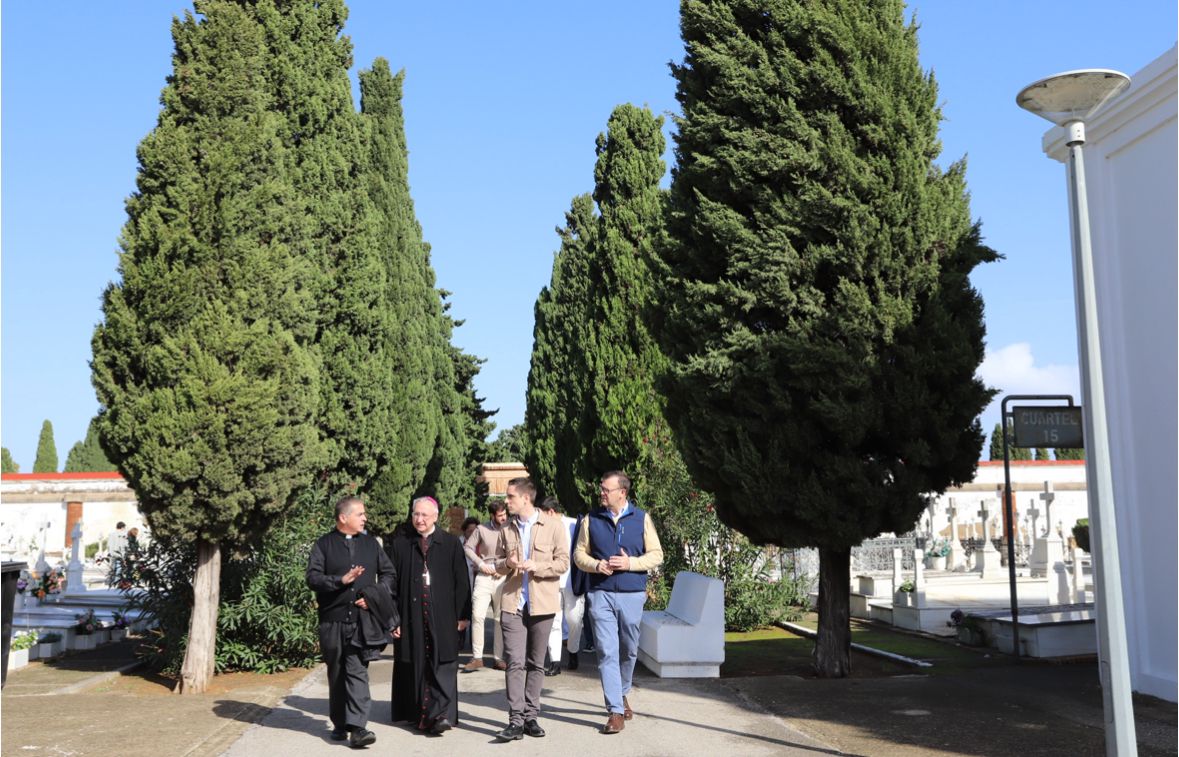 Jaime Espinar y el obispo visitan el cementerio