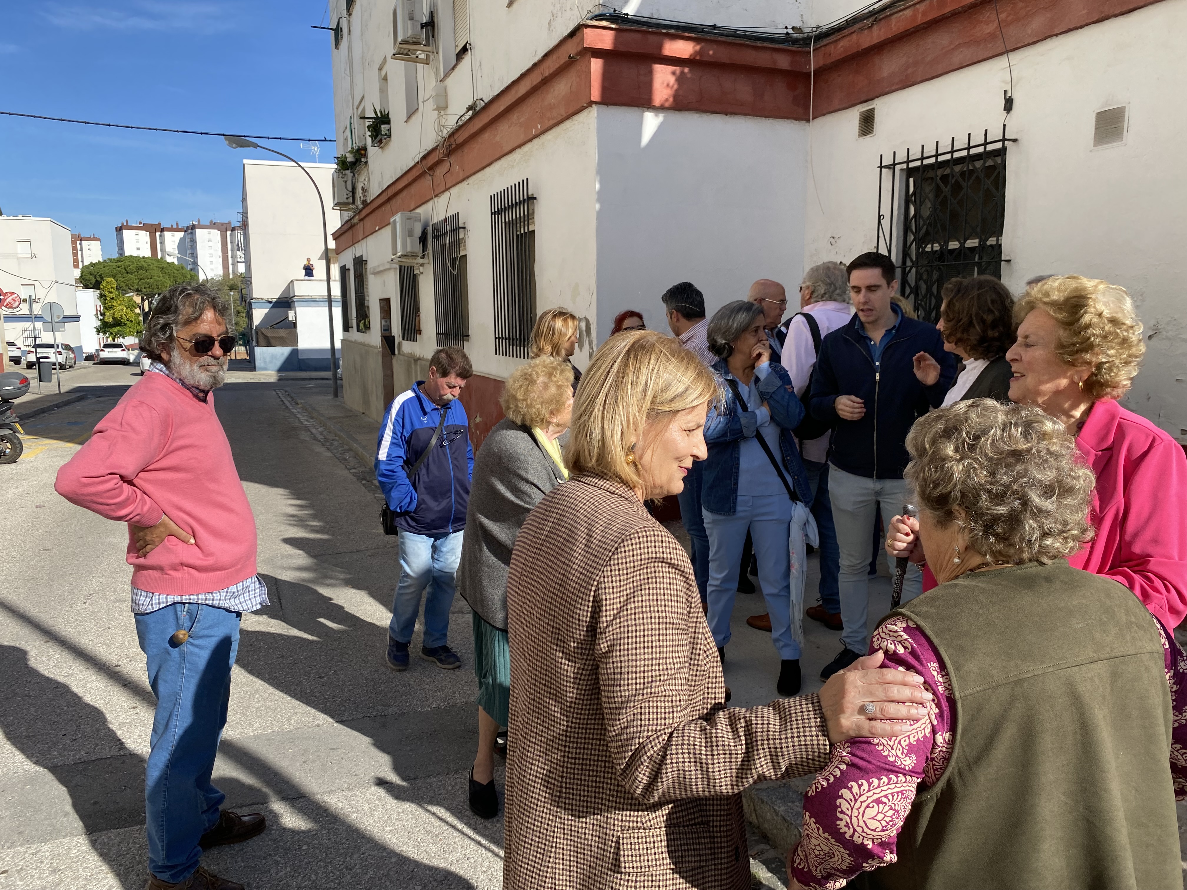 La alcaldesa visita la barriada La Asunción