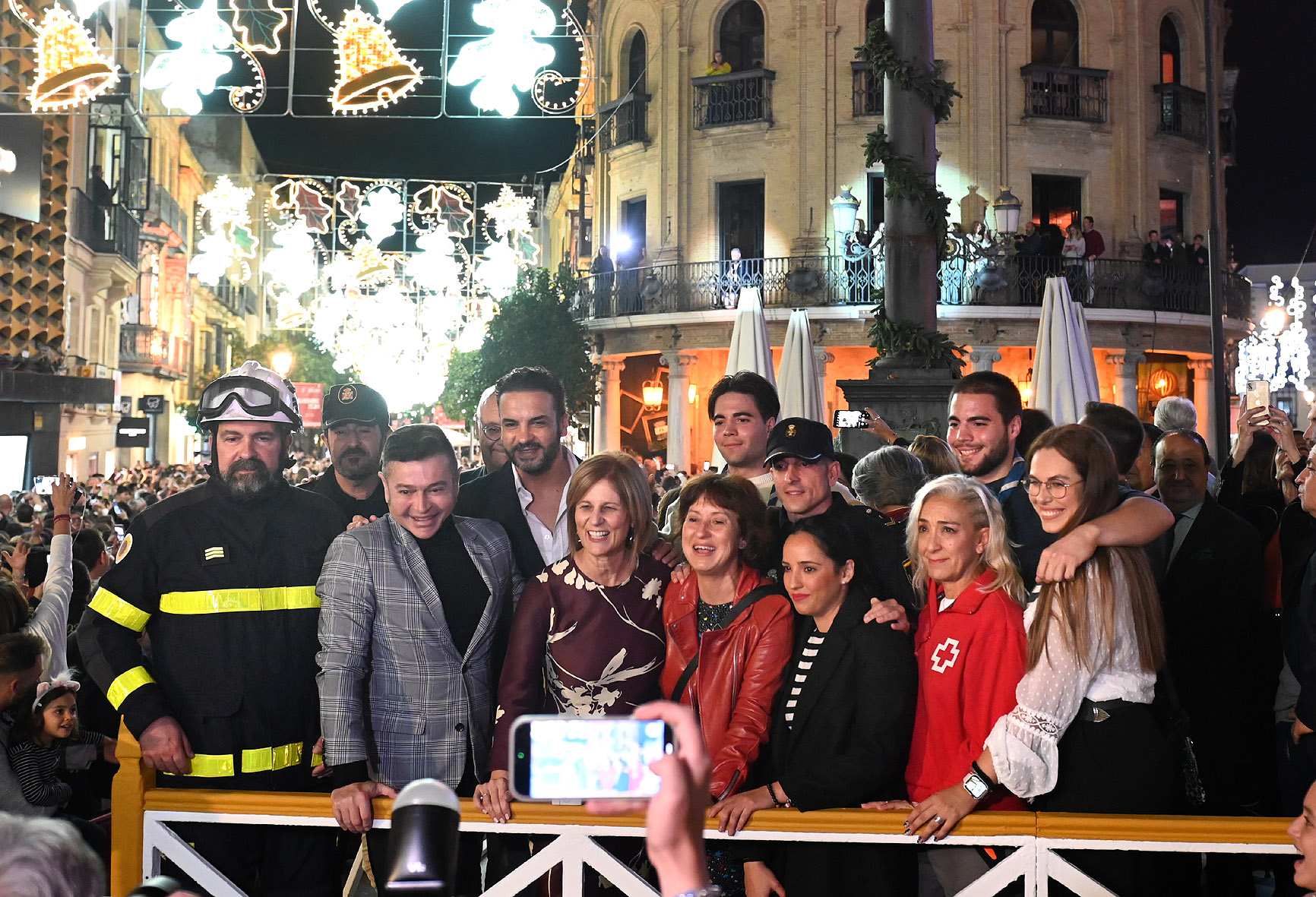 La alcaldesa junto a los voluntarios en la iluminación de Navidad