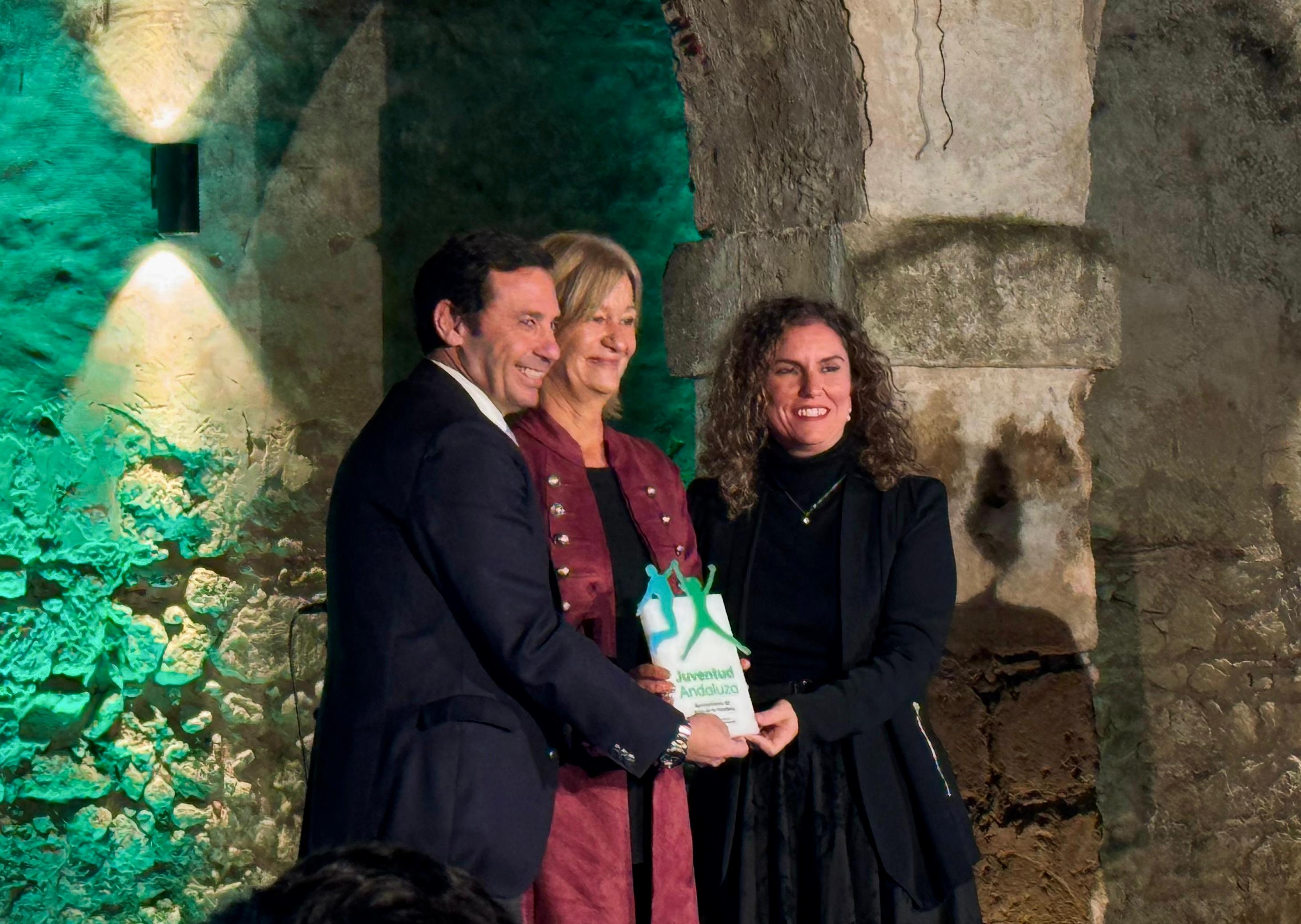 Susana Sánchez y Carmen Pina recogen la mención honorífica de Juventud