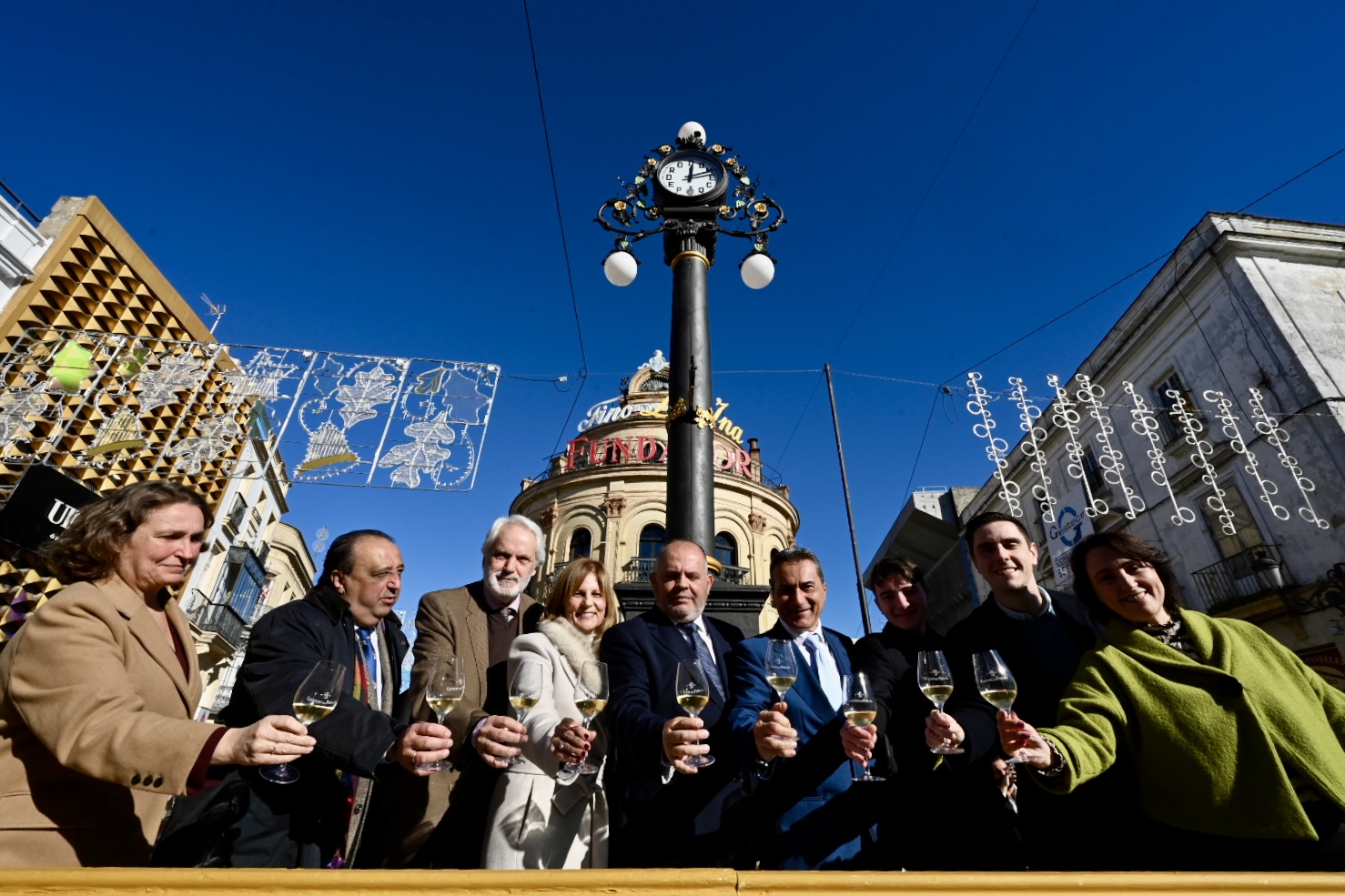 Alcaldesa preside la colocación del restaurado reloj del Gallo Azul