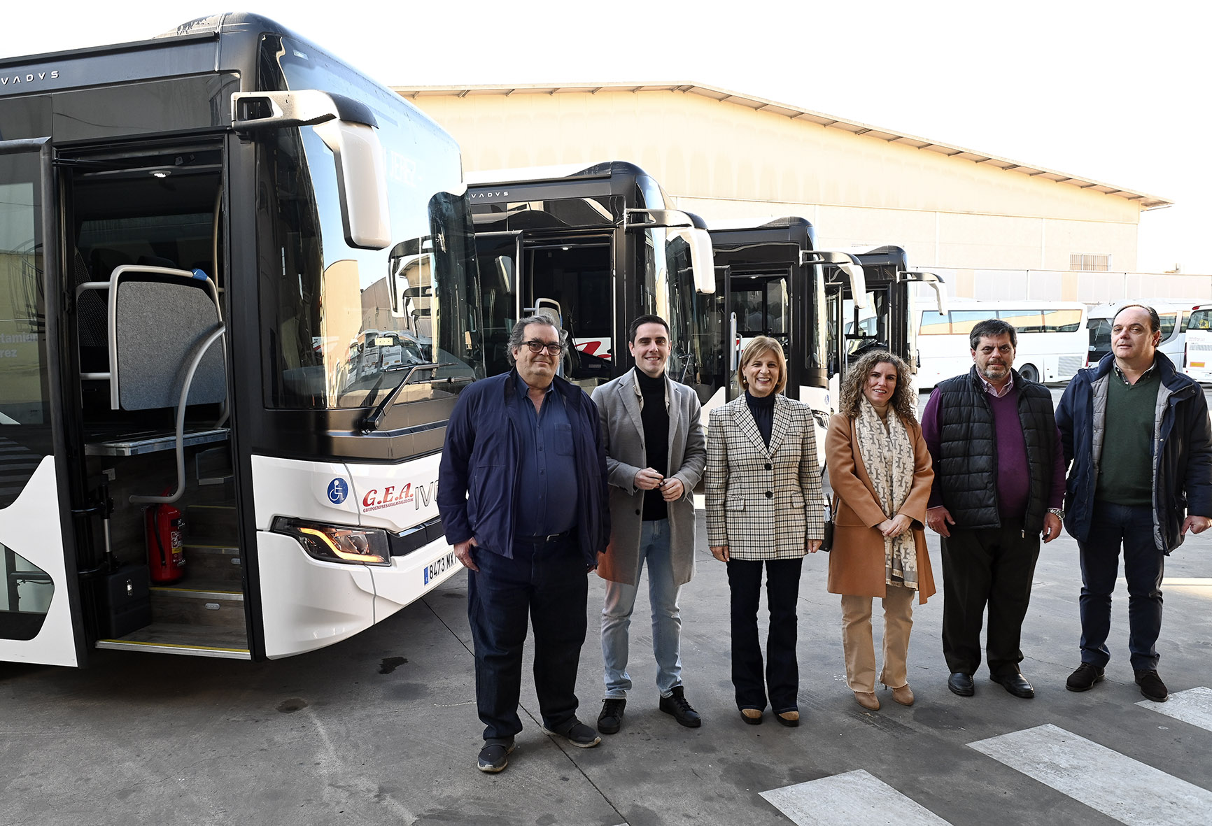 Alcaldesa conoce los nuevos autobuses de la zona rural