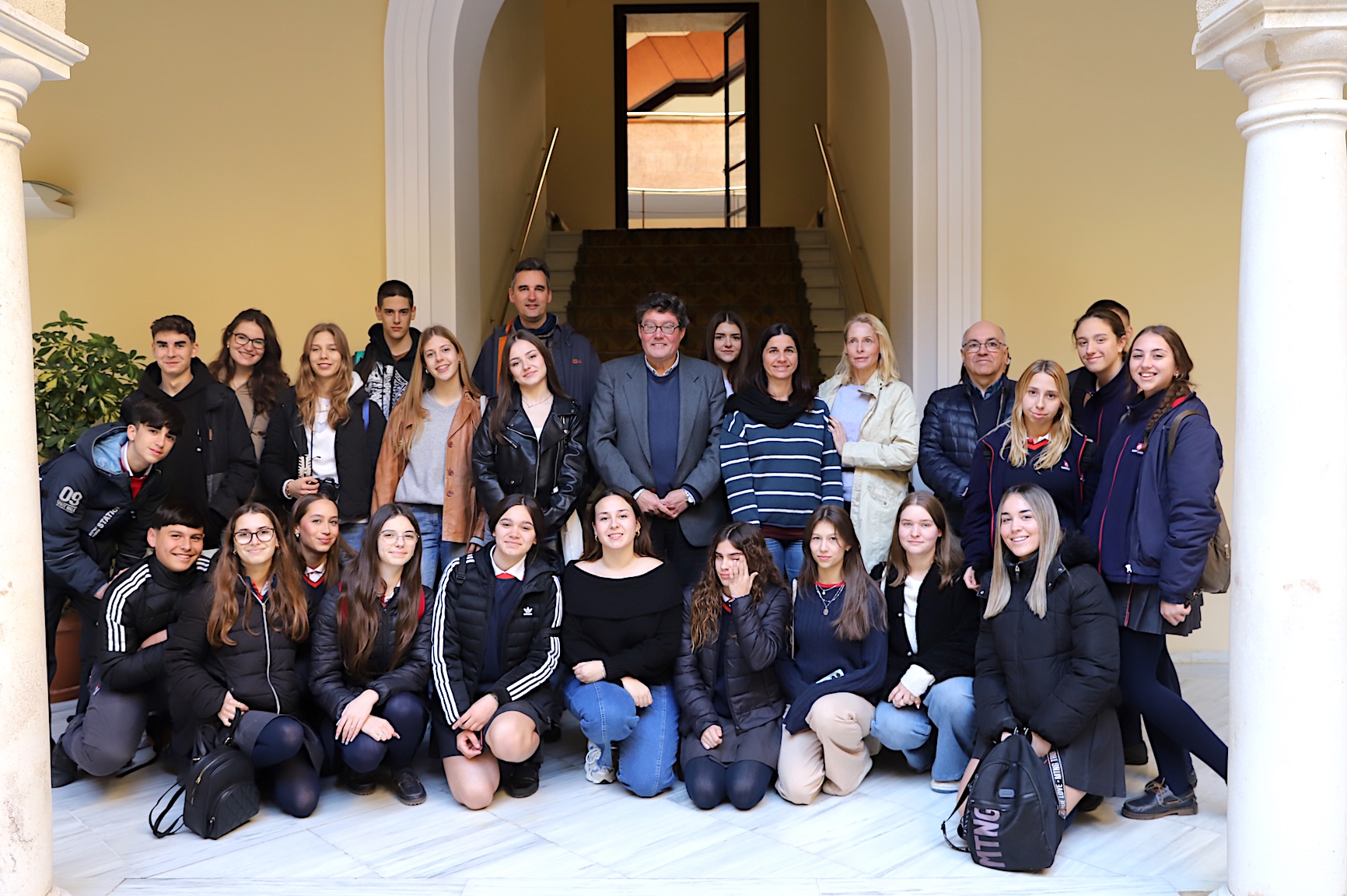 Alumnos húngaros visitan el Ayuntamiento