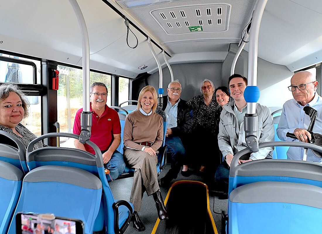 #htmlcaption-2 La alcaldesa visita junto al Comité Ciudadano los nuevos autobuses