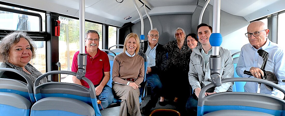 #htmlcaption-2 La alcaldesa visita junto al Comité Ciudadano los nuevos autobuses
