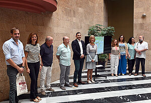 La delegada junto a otros miembros del grupo en la presentación