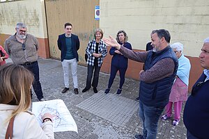 El teniente de alcaldesa junto a los vecinos durante la visita