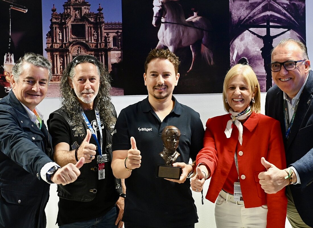 #htmlcaption-2 La alcaldesa ha hecho entrega del premio del Motor a Jorge Lorenzo