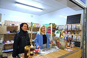 Nela García visita el nuevo puesto del Mercado Federico Mayo