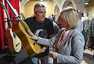 La alcaldesa visita la I Muestra de guitarra