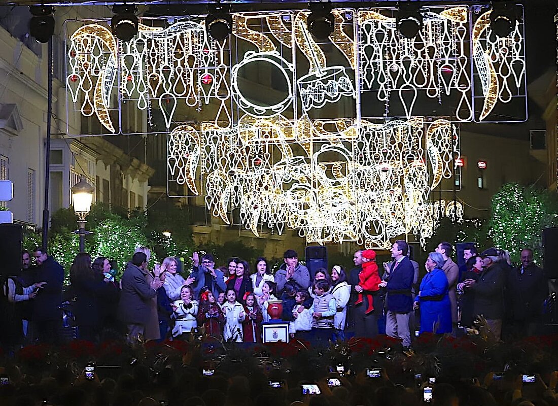 #htmlcaption-2 La alcaldesa inaugura el alumbrado de Navidad