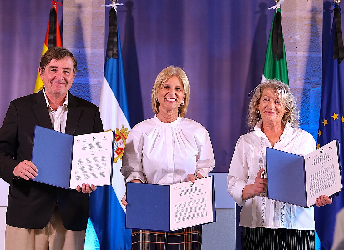 #htmlcaption-1 La alcaldesa firma el convenio con el Instituto Cervantes