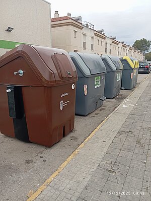 Ya se están instalando los nuevos contenedores marrones