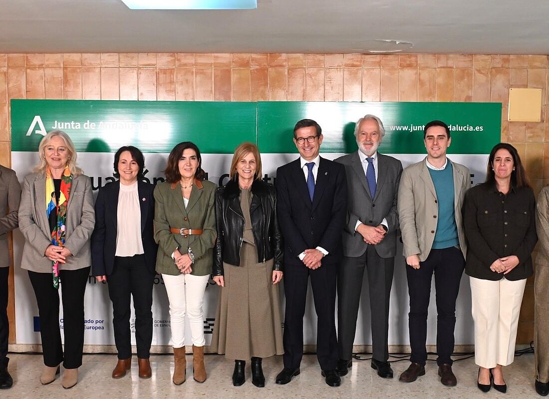 Fotografía de familia de la presentación del futuro Centro de Referencia Aeroespacial