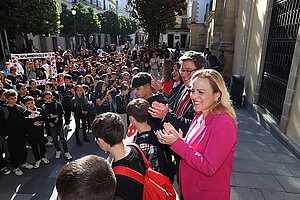 Los delegados durante el flashmob de los escolares