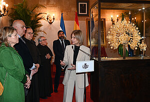 La alcaldesa durante la exposición