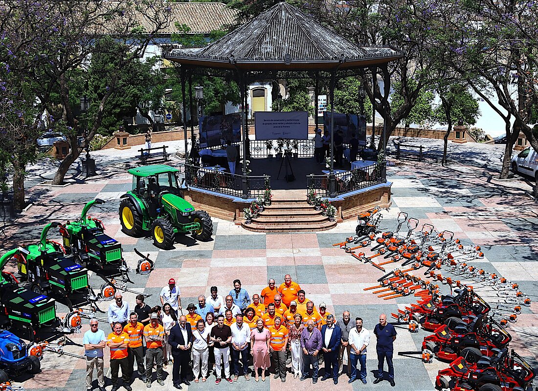 #htmlcaption-1 La alcaldesa presenta la nueva maquinaría de Parques y Jardines