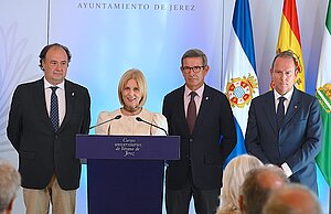 La alcaldesa y el consejero anuncian que los cursos de verano se llamarán Gómez Villamandos