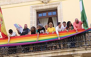 Archivo. El Ayuntamiento cumple en 2026 25 años de la izada de la bandera Arcoiris
