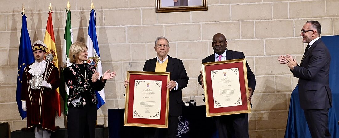 #htmlcaption-1 La alcaldesa preside el Pleno Solemne que nombra Hijos Adoptivos a los doctores Ángel León y Eddy Jean-Paul