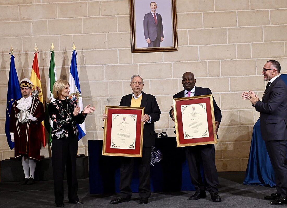 #htmlcaption-1 La alcaldesa preside el Pleno Solemne que nombra Hijos Adoptivos a los doctores Ángel León y Eddy Jean-Paul