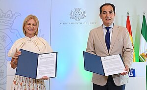 Alcaldesa firma un convenio para la Administración Digital