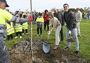 La alcaldesa participa en la plantación de árboles en la Laguna de Torrox