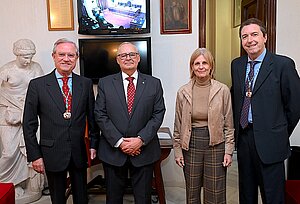 La alcaldesa felicita al doctor Merino por su ingreso en la Academia de San Dionisio