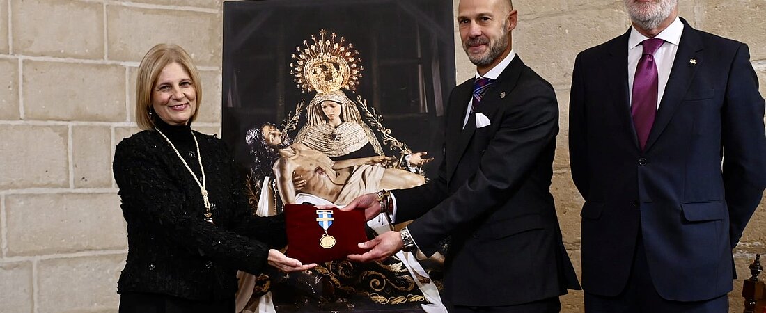 #htmlcaption-1 La alcaldesa preside el Pleno solemne de entrega de la Medalla de Oro a la Virgen de las Angustias