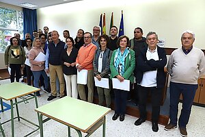 Nela García entrega los diplomas del curso de Capacitación