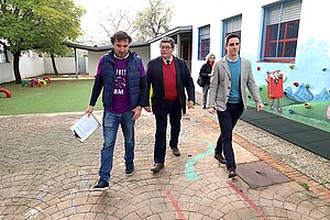 Los delegados durante la visita a uno de los centros escolares