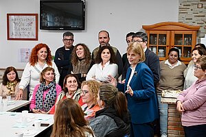 La alcaldesa durante la visita a la asociación de mujeres