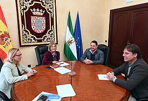 La alcaldesa en la reunión mantenida con responsables de la Fundación en Sevilla