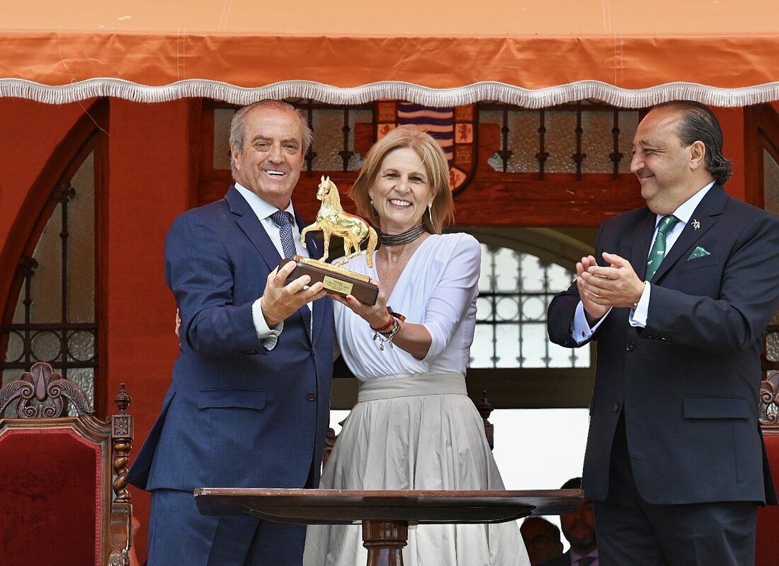 #htmlcaption-1 La alcaldesa ha entregado el Caballo de Oro 2025 a la Sociedad de Carreras de Caballos de Sanlúcar