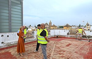 La alcaldesa ha visitado las obras de la cubierta de la Biblioteca Central