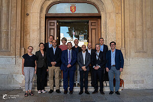 Fotografía de familia de algunos participantes de la reunión